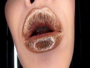 Ci-Ci D. reccomend gold lips