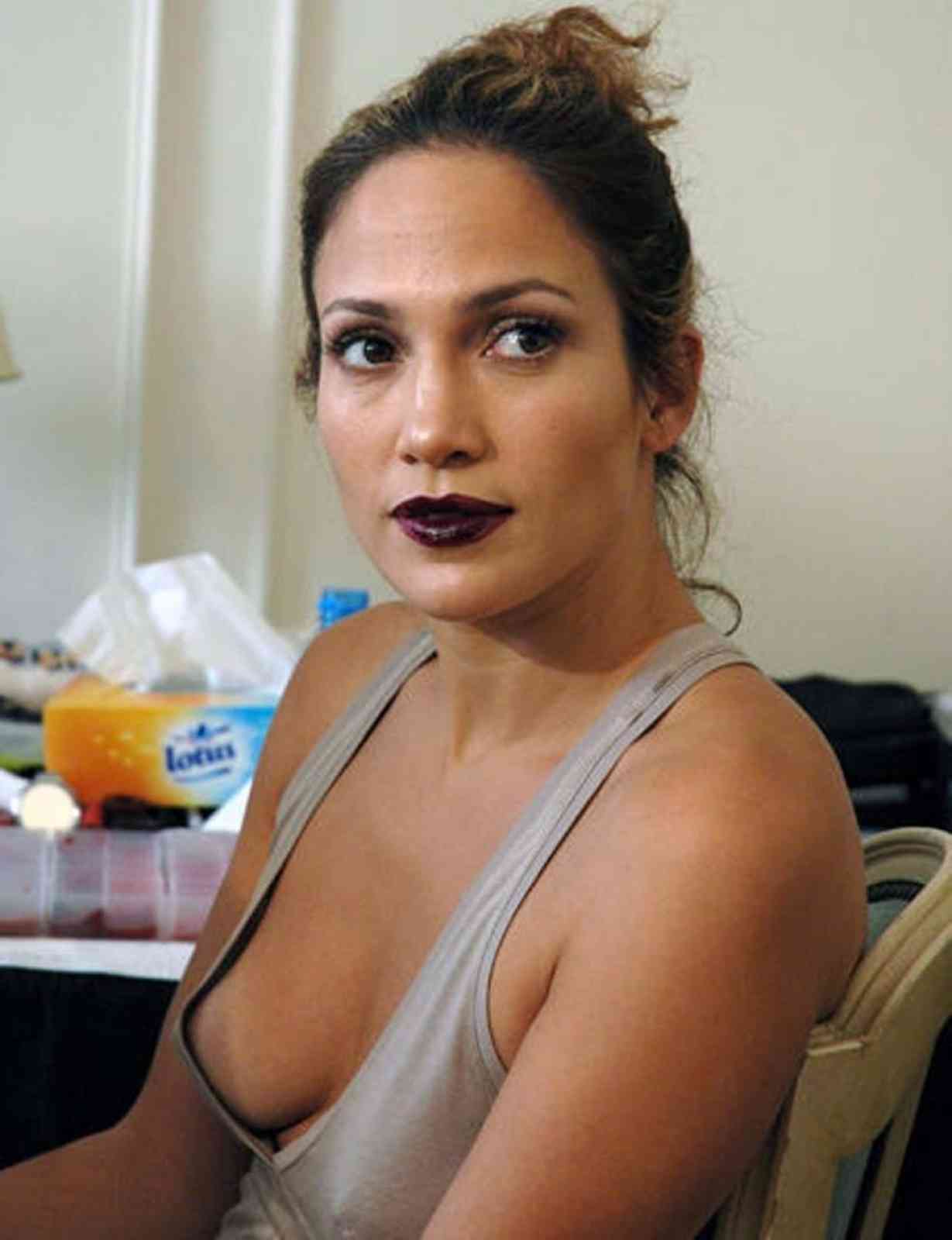 Jennifer lopez boob fall out