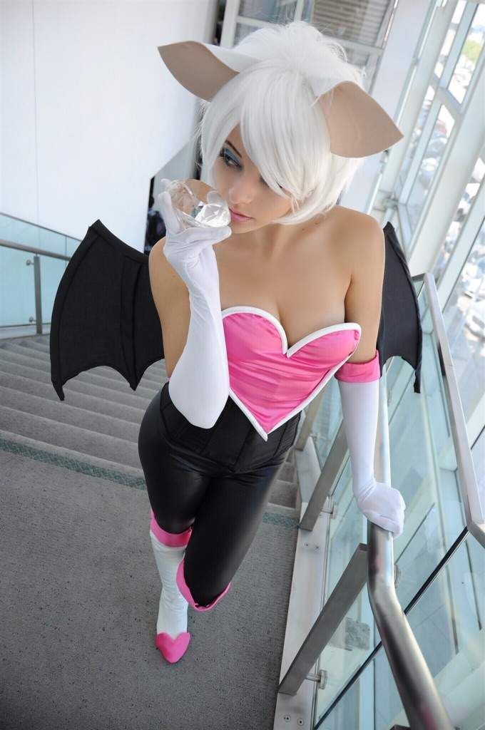 Rouge the bat cosplay